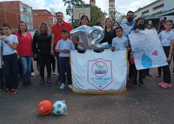 Jóvenes del Grupo Escolar Vicente Salias en compañía del presidente del Instituto de Deporte del Estado Monagas, Ovidio González. (Foto: David Rivas).