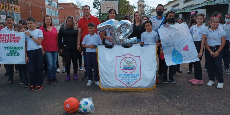 <strong>Gobernador Luna entrega material deportivo a la escuela Vicente Salías</strong> 1 Jóvenes del Grupo Escolar Vicente Salias en compañía del presidente del Instituto de Deporte del Estado Monagas, Ovidio González. (Foto: David Rivas).