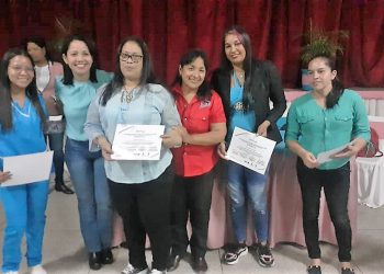 La primera dama del municipio Zamora, Rosa Millán de Cedeño, hace entrega de los certificados a las nuevas promotoras del Plan Parto Humanizado. (Foto: Cortesía)