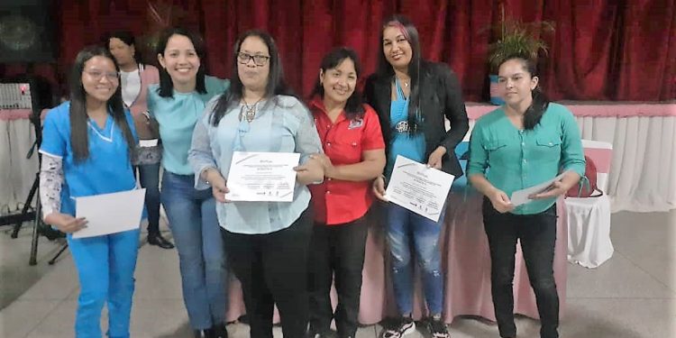 <strong>Ezequiel Zamora cuenta con 76 nuevas promotoras de Parto Humanizado</strong> 1 La primera dama del municipio Zamora, Rosa Millán de Cedeño, hace entrega de los certificados a las nuevas promotoras del Plan Parto Humanizado. (Foto: Cortesía)