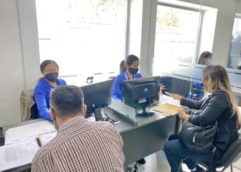 Foto: Los contribuyentes son atendidos por el equipo de analistas que renovará la licencia de actividades económicas.(Foto: Cortesía)