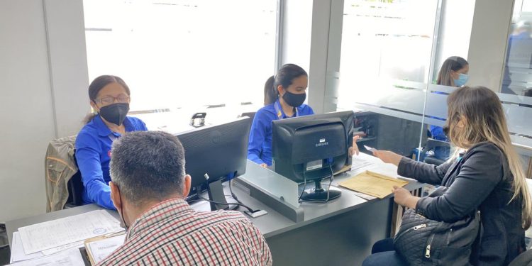 Proceso de renovación de licencia de actividades económicas vence el 31 de marzo 1 Foto: Los contribuyentes son atendidos por el equipo de analistas que renovará la licencia de actividades económicas.(Foto: Cortesía)