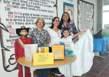 Los niños y niñas celebran festividades del día de la poesía, agua y discriminación racial.