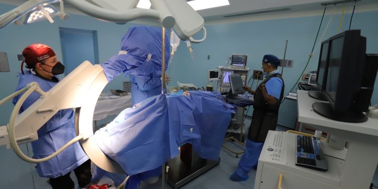 <strong>Colocan 26 marcapasos a pacientes del Centro Cardiovascular de Oriente</strong> 1 Médicos del Centro Cardiovascular colocan 26 marcapasos a pacientes en los quirófanos centrales del HUMNT. (Foto: Franklin Aguilera)