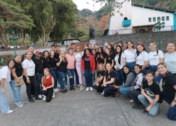 Estudiantes, docentes, padres y representes junto al personal de Corpoturismo e Inatur en Caripe (Cortesía)