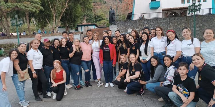 <strong><em>Gobernador Luna impulsa a Caripe como destino turístico con Ruta Estudiantil</em></strong> 1 Estudiantes, docentes, padres y representes junto al personal de Corpoturismo e Inatur en Caripe (Cortesía)