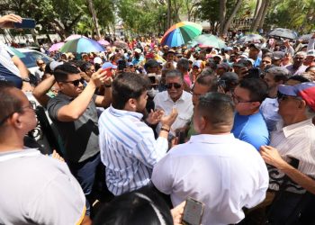 El gobernador Ernesto Luna atiende a educadores monaguenses que se acercaron al Palacio de Gobierno regional. (Foto: Eliseo Pereira).