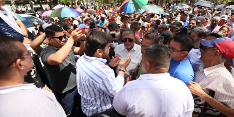Ernesto Luna recibe a educadores monaguenses en el Palacio de Gobierno regional 1 El gobernador Ernesto Luna atiende a educadores monaguenses que se acercaron al Palacio de Gobierno regional. (Foto: Eliseo Pereira).
