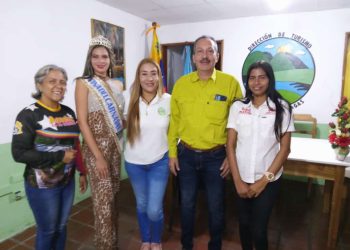 El alcalde Jesús Velásquez junto a Ginnette Ramos, directora de turismo del municipio; Franyelis Ramos, reina de Acosta; representantes de la Corporación de Turismo de Monagas y la Unidad Estadal de Inatur. (Foto: Cortesía).