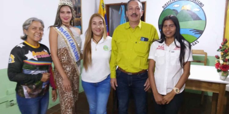 El alcalde Jesús Velásquez junto a Ginnette Ramos, directora de turismo del municipio; Franyelis Ramos, reina de Acosta; representantes de la Corporación de Turismo de Monagas y la Unidad Estadal de Inatur. (Foto: Cortesía).
