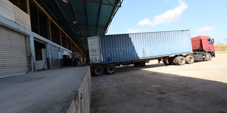 Más de 20 toneladas de insumos médicos-quirúrgicos llegaron a Monagas 1 Tres gandolas de insumos médicos llegan a Monagas para surtir centros de salud. (Foto: Franklin Aguilera)