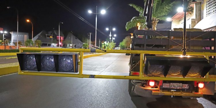 Avanza instalación de semáforos inteligentes en la avenida Juncal 1 Instalacion de semaforos inteligente