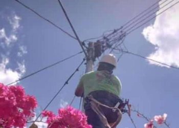Los miembros de las mesas técnicas de energía eléctrica de los consejos comunales Cerro Negro y El Samán, en Acosta, instalan 40 luminarias en sus sectores.