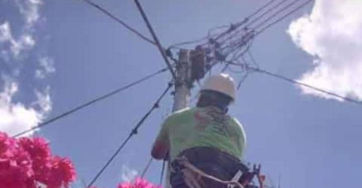 En Acosta consejos comunales Cerro Negro y El Samán instalan luminarias 1 Los miembros de las mesas técnicas de energía eléctrica de los consejos comunales Cerro Negro y El Samán, en Acosta, instalan 40 luminarias en sus sectores.