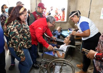 El viceministro de previsión social del Ministerio del Poder Popular Para el Proceso Social de Trabajo, Rafael Ríos, y la presidenta de la Fundación del Sistema de Misiones, Yenibel Lugo, presentes en el despliegue del Plan de Amor en Acción. (Foto Franklin Aguilera)