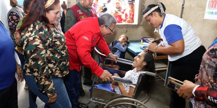 Plan de atención a víctimas de la Guerra Económica llegó a la Base de Misiones Alí Primera 1 El viceministro de previsión social del Ministerio del Poder Popular Para el Proceso Social de Trabajo, Rafael Ríos, y la presidenta de la Fundación del Sistema de Misiones, Yenibel Lugo, presentes en el despliegue del Plan de Amor en Acción. (Foto Franklin Aguilera)