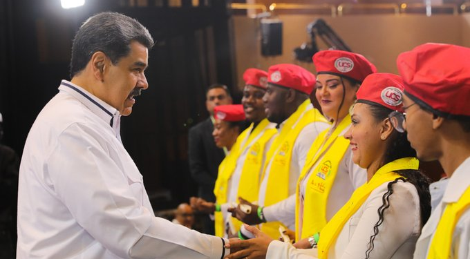 Presidente Maduro entregó títulos a más de 1.700 nuevos médicos integrales comunitarios 1 image 21