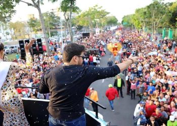 Desfiles de Carnaval se realizaron en la av. Raúl Leoni.