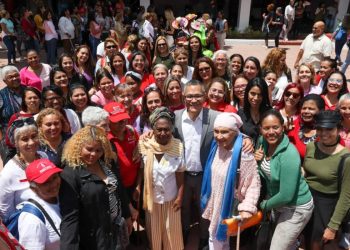 El ministro Villegas también resaltó la importancia de la mujer para el país.