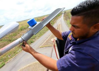 Desde la avenida principal de Jusepín hasta Pdvsa Gas son instaladas 172 luminarias. (Foto: Ruby González)