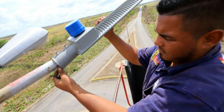 Alcaldía de Maturín inicia instalación de 362 luminarias en las parroquias Los Godos y Jusepín 1 Desde la avenida principal de Jusepín hasta Pdvsa Gas son instaladas 172 luminarias. (Foto: Ruby González)
