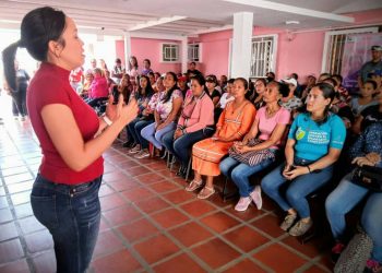 La primera dama del municipio, Rosa Millán, lidera la jornada de conversación de ética feminista en Punta de Mata.