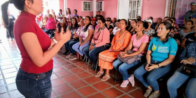 Mujeres se reivindican con sus raíces y las fuerzas revolucionarias 1 La primera dama del municipio, Rosa Millán, lidera la jornada de conversación de ética feminista en Punta de Mata.