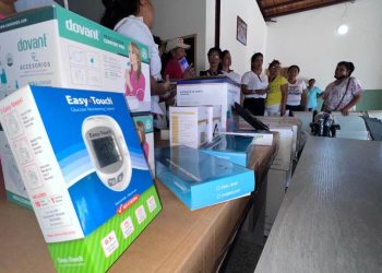 El gobernador Ernesto Luna dota con implementos médicos a tres consultorios populares en el municipio Maturín. (Foto: Nerkis Fajardo)