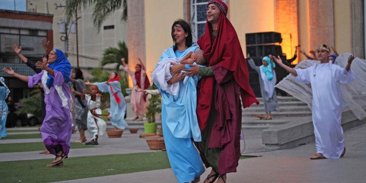 Más de 120 artistas escenifican vida y muerte de Jesucristo en la plazoleta de la Catedral 1 La vida, obra y muerte de Jesucristo es representada por más 120 artistas en la plazoleta de la Catedral a Nuestra Señora del Carmen en el marco de la celebración de la Semana Santa. (Ruby González)
