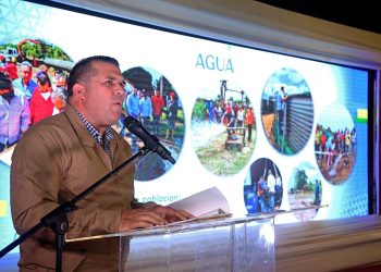 El alcalde de Ezequiel Zamora, Oscar Cedeño, entrega copia de su informe de gestión del año 2022 al gobernador de Monagas, Ernesto Luna. (Foto: Eliseo Pereira)