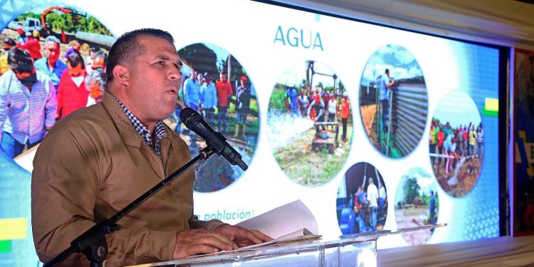 Alcalde Oscar Cedeño muestra un año de triunfos al presentar su informe de gestión 2022 1 El alcalde de Ezequiel Zamora, Oscar Cedeño, entrega copia de su informe de gestión del año 2022 al gobernador de Monagas, Ernesto Luna. (Foto: Eliseo Pereira)