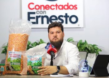 El gobernador Ernesto Luna, en su programa Conectados con Ernesto, espacio multiplataforma donde muestra los avances en materia del Plan de Siembra 2023 y el Plan Piloto de Multiplicación de Semillas. (Foto: Saúl Blanco)