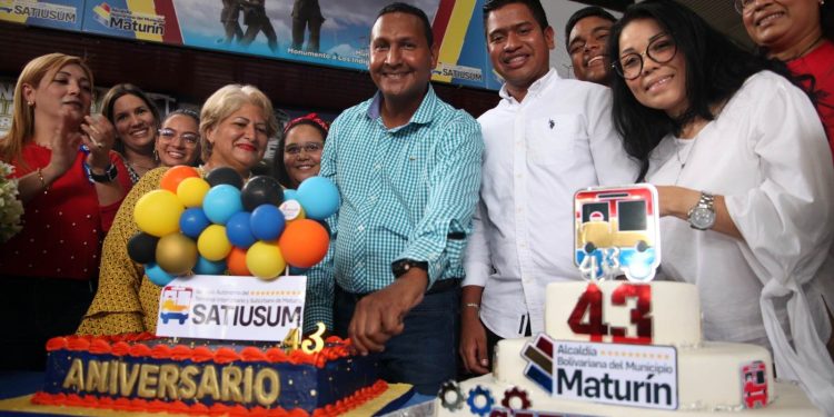 Terminal de Maturín arribó a 43 años movilizando a los monaguenses 1 Las autoridades municipales cantan el cumpleaños feliz al Terminal de Maturín. (Foto: Ruby González)