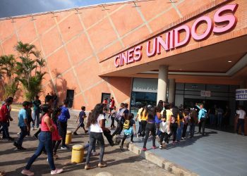 La primera dama del estado Monagas, Sorenelly Zambrano de Luna, oficializa el plan “Cine Aventura con El Niño Simón” con 100 niños de la parroquia Boquerón. (Foto: Ruby González)