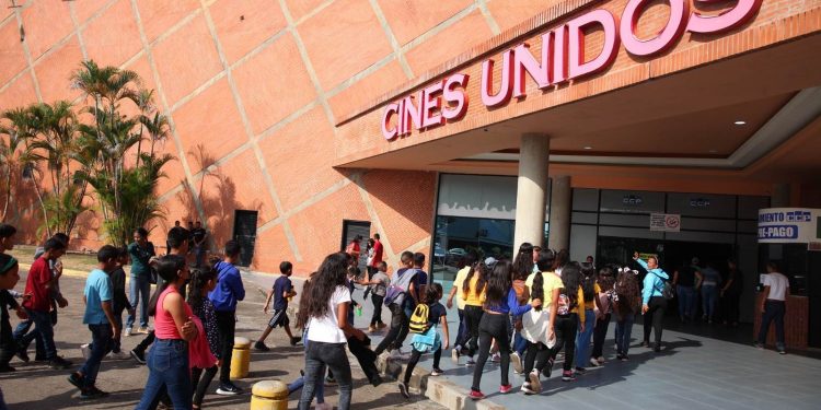 100 pequeños viven la magia de la pantalla grande gracias a la Fundación El Niño Simón 1 La primera dama del estado Monagas, Sorenelly Zambrano de Luna, oficializa el plan “Cine Aventura con El Niño Simón” con 100 niños de la parroquia Boquerón. (Foto: Ruby González)