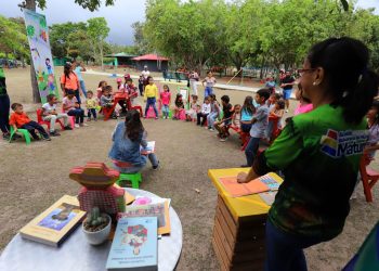 La lectura es puesta en práctica por los niños y niñas en el Parque Zoológico La Guaricha. (Foto: Franklin Aguilera)