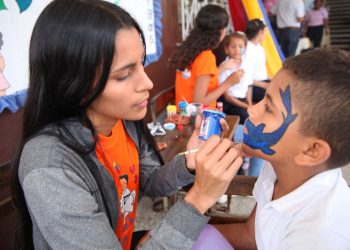 La primera dama, Sorenelly Zambrano de Luna, presenta el personaje infantil Niño Simón a estudiantes del Grupo Escolar Ventura Vargas. (Foto: Ruby González)