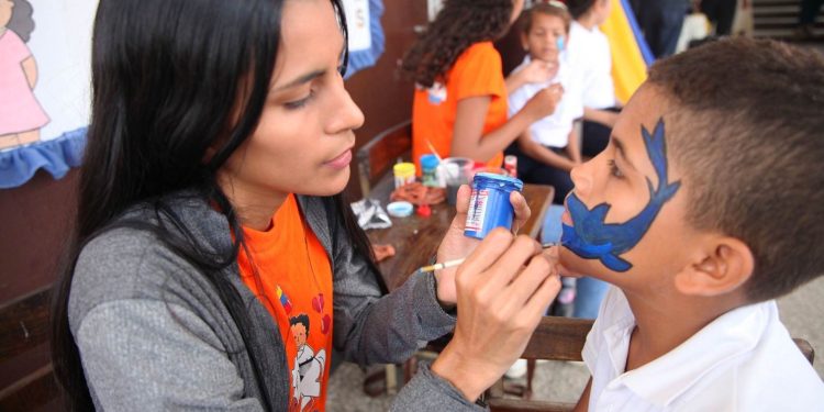 Fundación El Niño Simón celebró semana de la Educación Especial 1 La primera dama, Sorenelly Zambrano de Luna, presenta el personaje infantil Niño Simón a estudiantes del Grupo Escolar Ventura Vargas. (Foto: Ruby González)