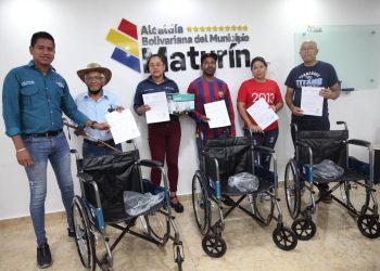 Luis Farrera, director del Despacho de la Alcaldía de Maturín, entrega ayudas sociales a maturineses. (Foto: Ruby González)
