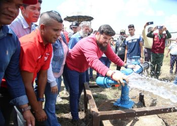l gobernador Ernesto Luna reactiva tres pozos de agua en el municipio Uracoa. (Foto: Eliseo Pereira)