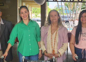 La primera dama del Estado Monagas conversando con Lenys Contreras, directora del Geriátrico Dr. Marcos Serres Padilla de Las Cocuizas. (Foto: Chendo Fx)