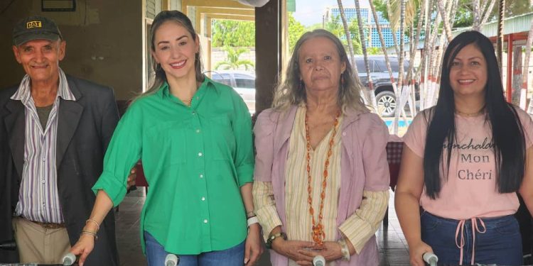 1era Dama compartió con abuelitos del geriátrico Dr. Marco Serres Padilla de Las Cocuizas 1 La primera dama del Estado Monagas conversando con Lenys Contreras, directora del Geriátrico Dr. Marcos Serres Padilla de Las Cocuizas. (Foto: Chendo Fx)