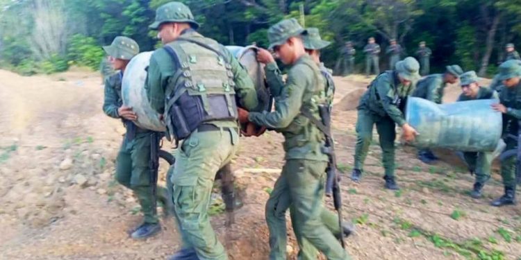 Fuerza Armada localiza depósito de combustible usado para minería ilegal en Bolívar 1 FuebGRpXsAcPYnD