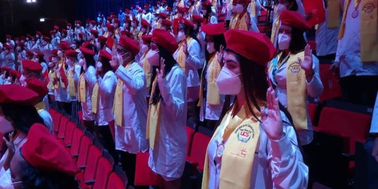 Graduados 234 médicos integrales y especialistas de la Universidad de la Salud 1 Graduados de la UCS