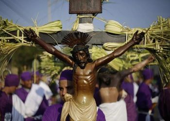 El Vía crucis es una devoción centrada en los Misterios dolorosos de Cristo, que se meditan y contemplan caminando y deteniéndose en las estaciones.
