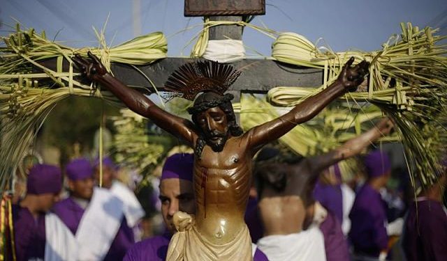 El Vía crucis es una devoción centrada en los Misterios dolorosos de Cristo, que se meditan y contemplan caminando y deteniéndose en las estaciones.