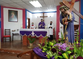 Los devotos le pagan penitencia al Nazareno, acompañándolo en una procesión que reafirma su fe cristiana.