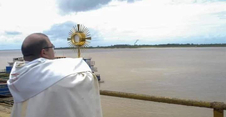 En Barrancas realizaron la tradicional bendición del Orinoco este Domingo de Resurrección 1 La bendición del Orinoco