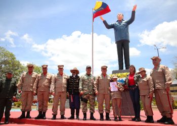 El general Ernesto Edmundo Pérez Mota, comandante de la Zodi Monagas; el general Eduardo José Alayón, comandante de la Milicia, y María Gabriela Villarroel, secretaria de Gestión Pública, hacen la ofrenda floral ante la estatua del comandante Hugo Chávez. Foto: Ruby González)