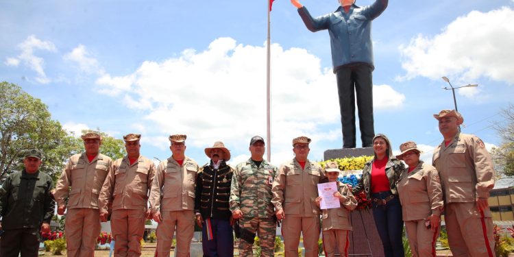 El general Ernesto Edmundo Pérez Mota, comandante de la Zodi Monagas; el general Eduardo José Alayón, comandante de la Milicia, y María Gabriela Villarroel, secretaria de Gestión Pública, hacen la ofrenda floral ante la estatua del comandante Hugo Chávez. Foto: Ruby González)